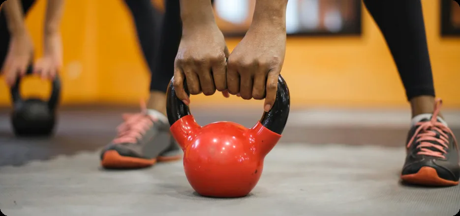 Close grip on a kettlebell before a swing